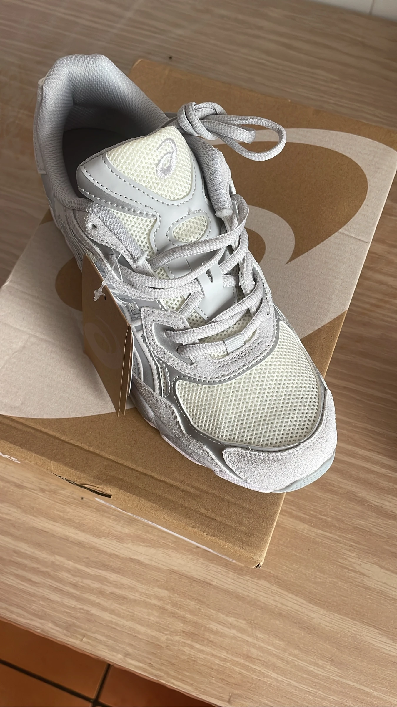 Zapatillas con etiquetas